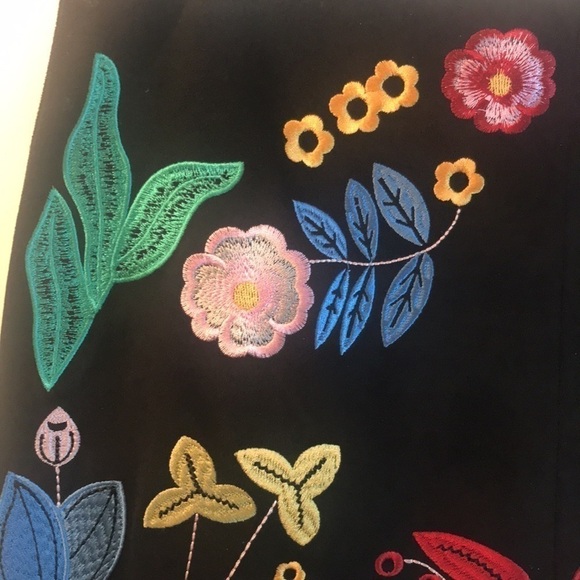 Gianni Bini Black Floral Vegan Faux Suede Embroidered Skirt Size Small - Picture 2 of 12